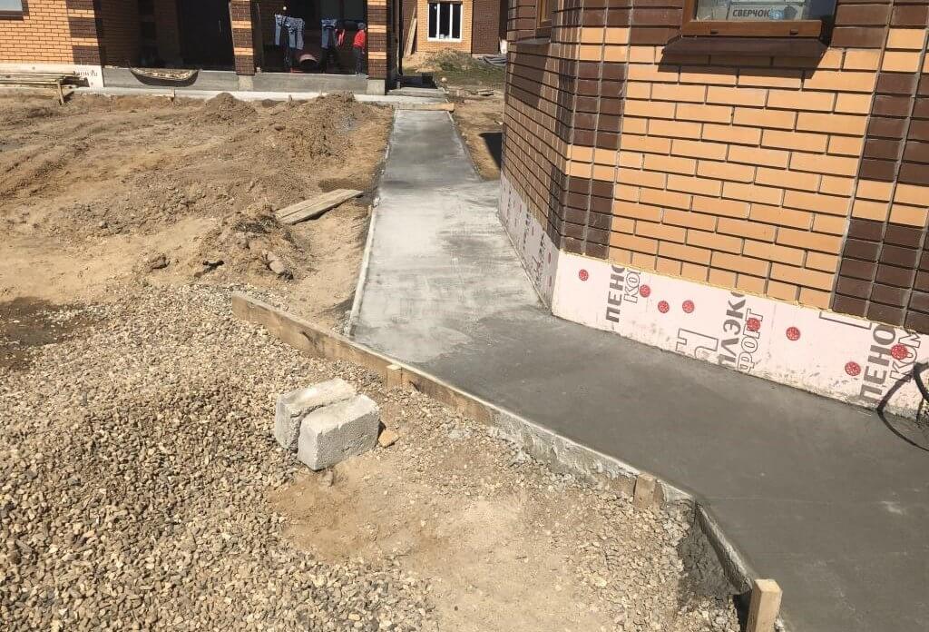 Монтаж бетонной отмостки 120м2 и устройство двух крылец