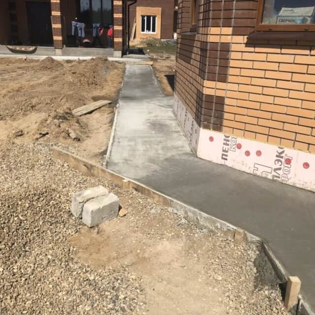 Монтаж бетонной отмостки 120м2 и устройство двух крылец